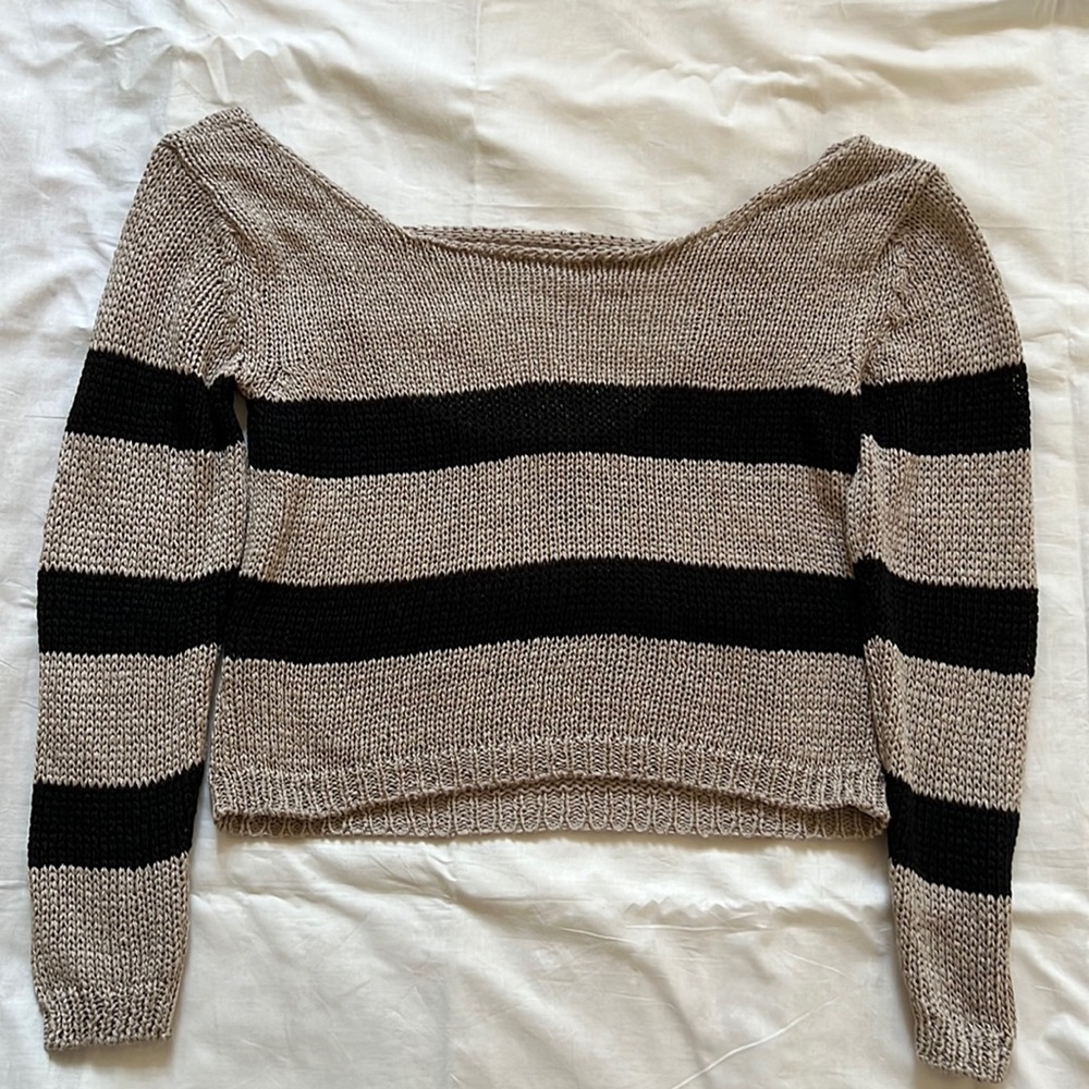 Knit crop of the shoulder sweater.